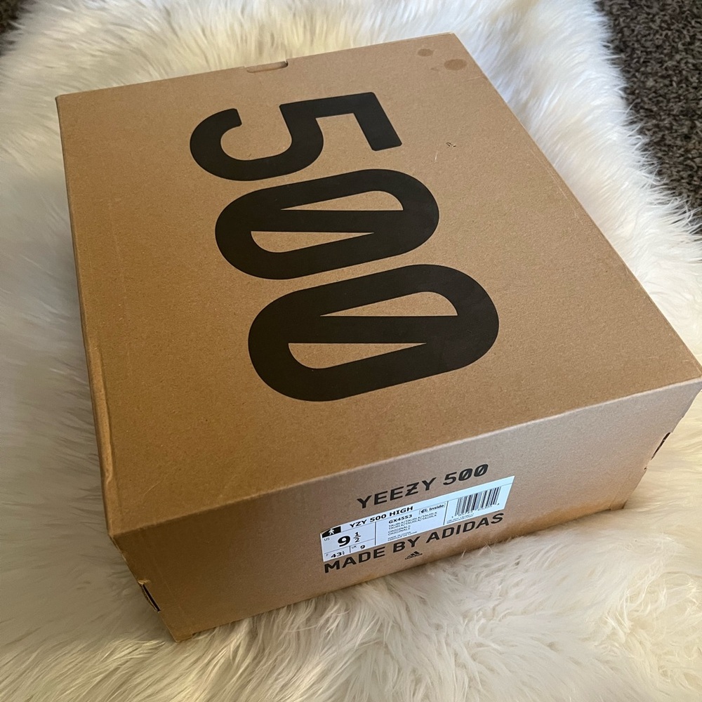 Empty Yeezy 500 shoe box